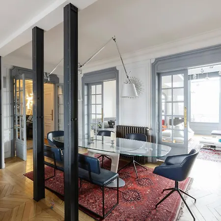 The Contemporary Atrium Apartman *
