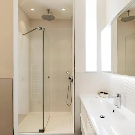 The Contemporary Atrium Apartman