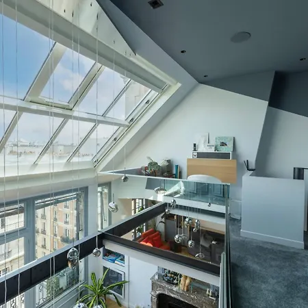 The Contemporary Atrium Apartman *